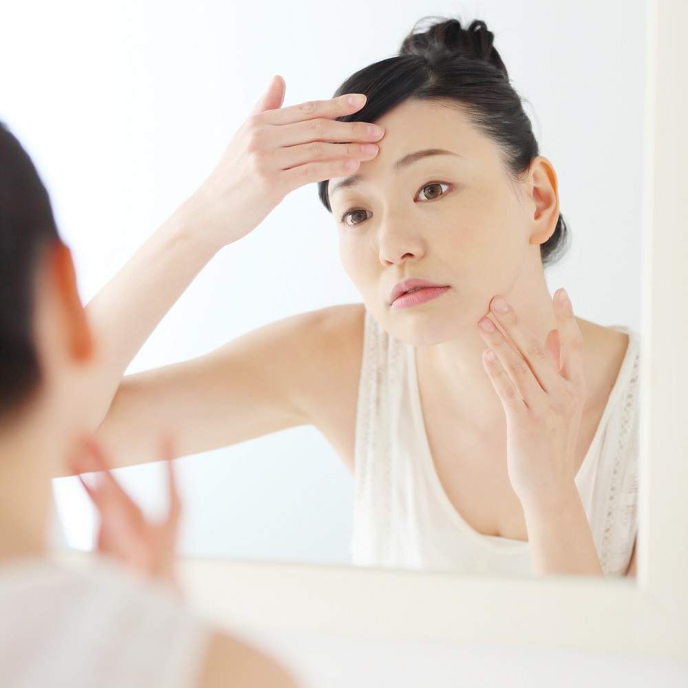 肌にクリームを塗る女性